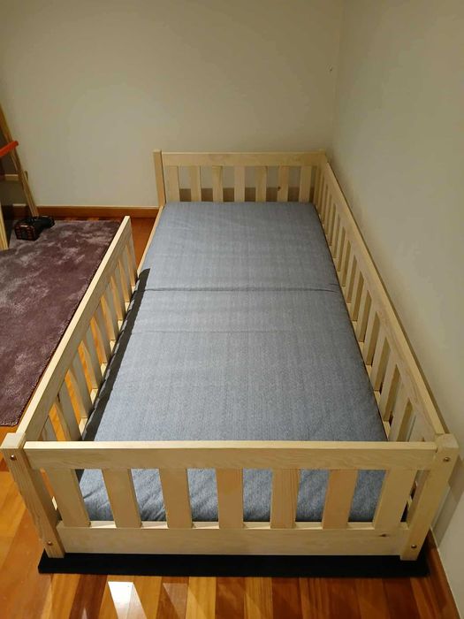 Cama com estrado (Leroy) + colchão (IKEA)