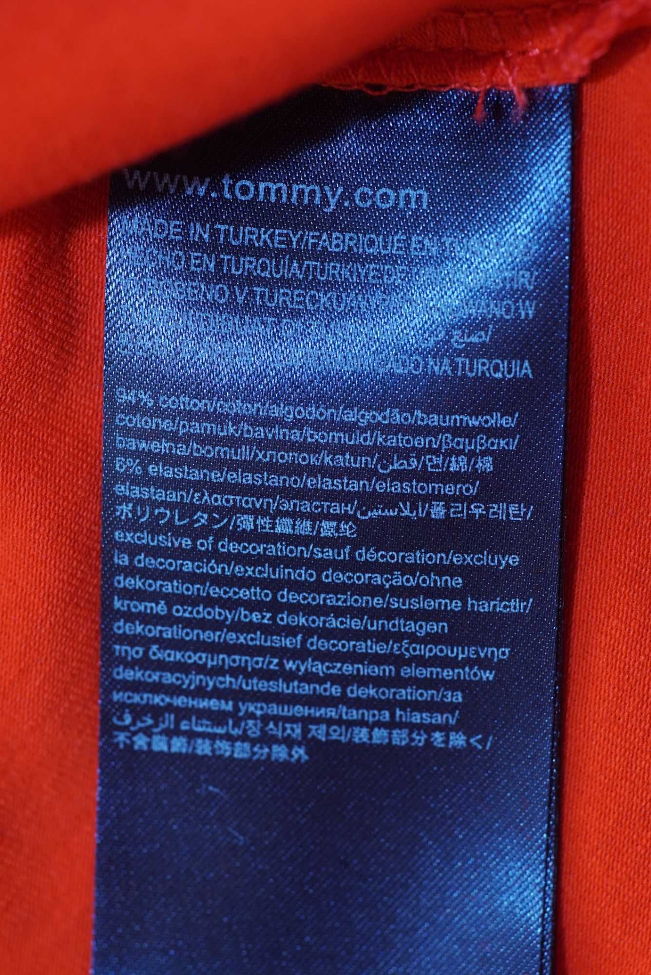 Женская футболка TOMMY HILFIGER красного цвета.