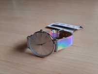Zegarek firmy Reserved średnica koperty 4 cm srebrny efekt hologramu