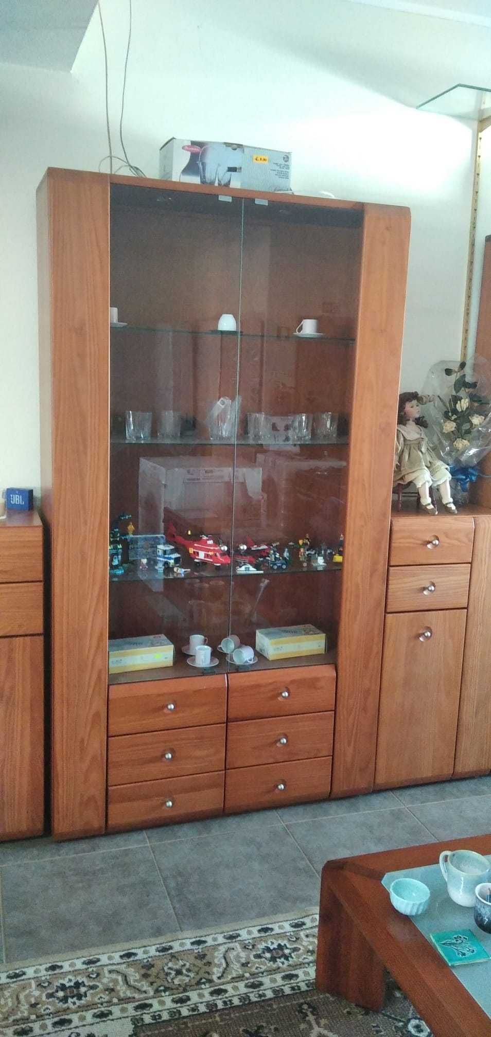 Vitrine de sala de jantar em Cerejeira em bom estado