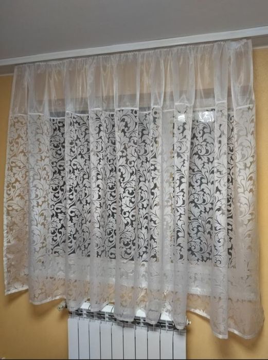 Коротка тюль на кухню.