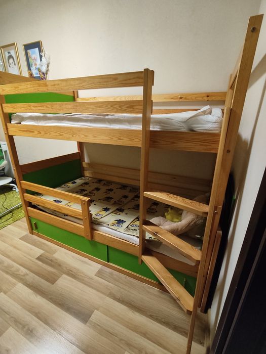Piętrowe drewniane łóżko dziecięce ze schowkiem 160x80
