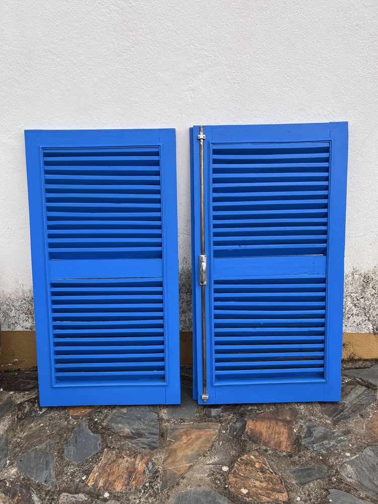 Portadas e janelas madeira azul - decoração estilo Mamma Mia