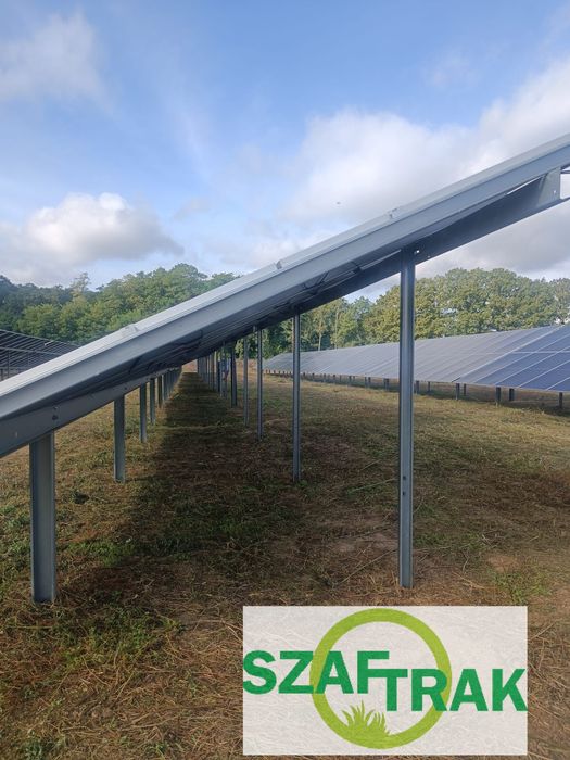 Koszenie trawy farm fotowoltaicznych paneli nieużytków