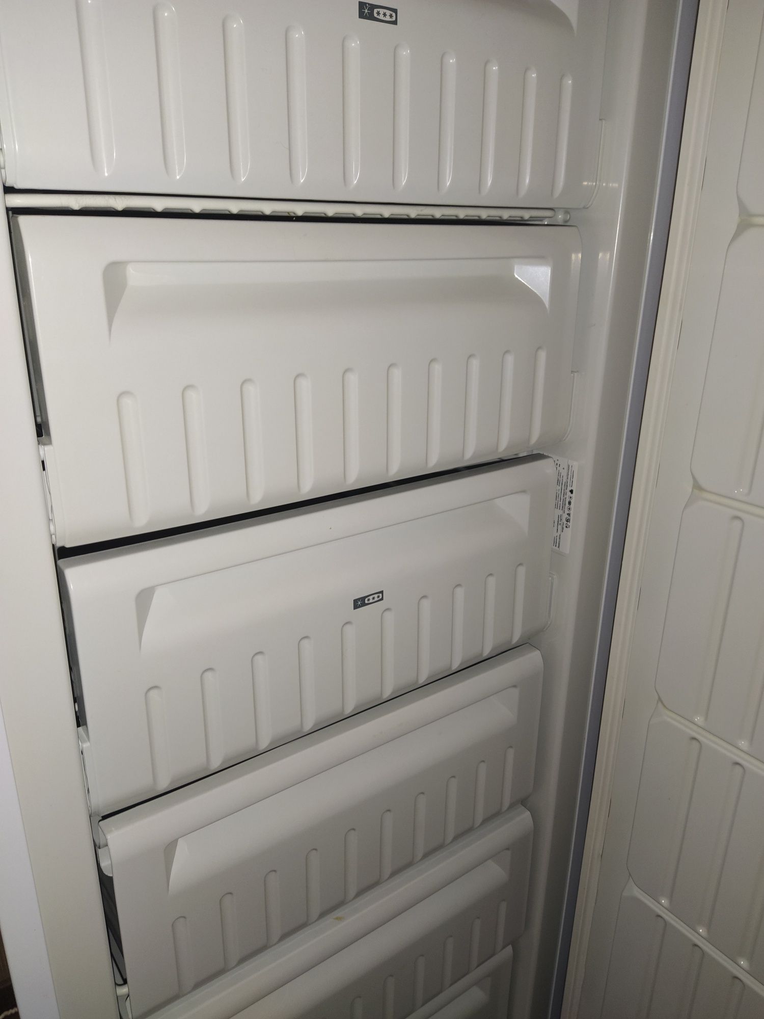 Морозильна камера Indesit  No Frost     SFR 167 NF