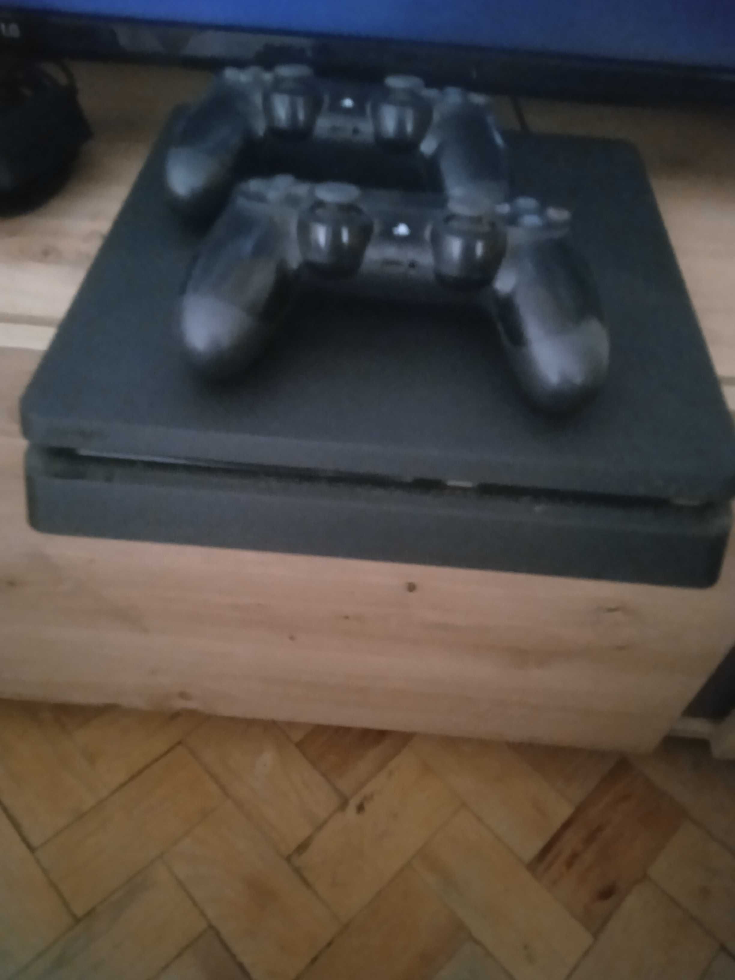 Ps4  usada. Com pouco tempo de uso