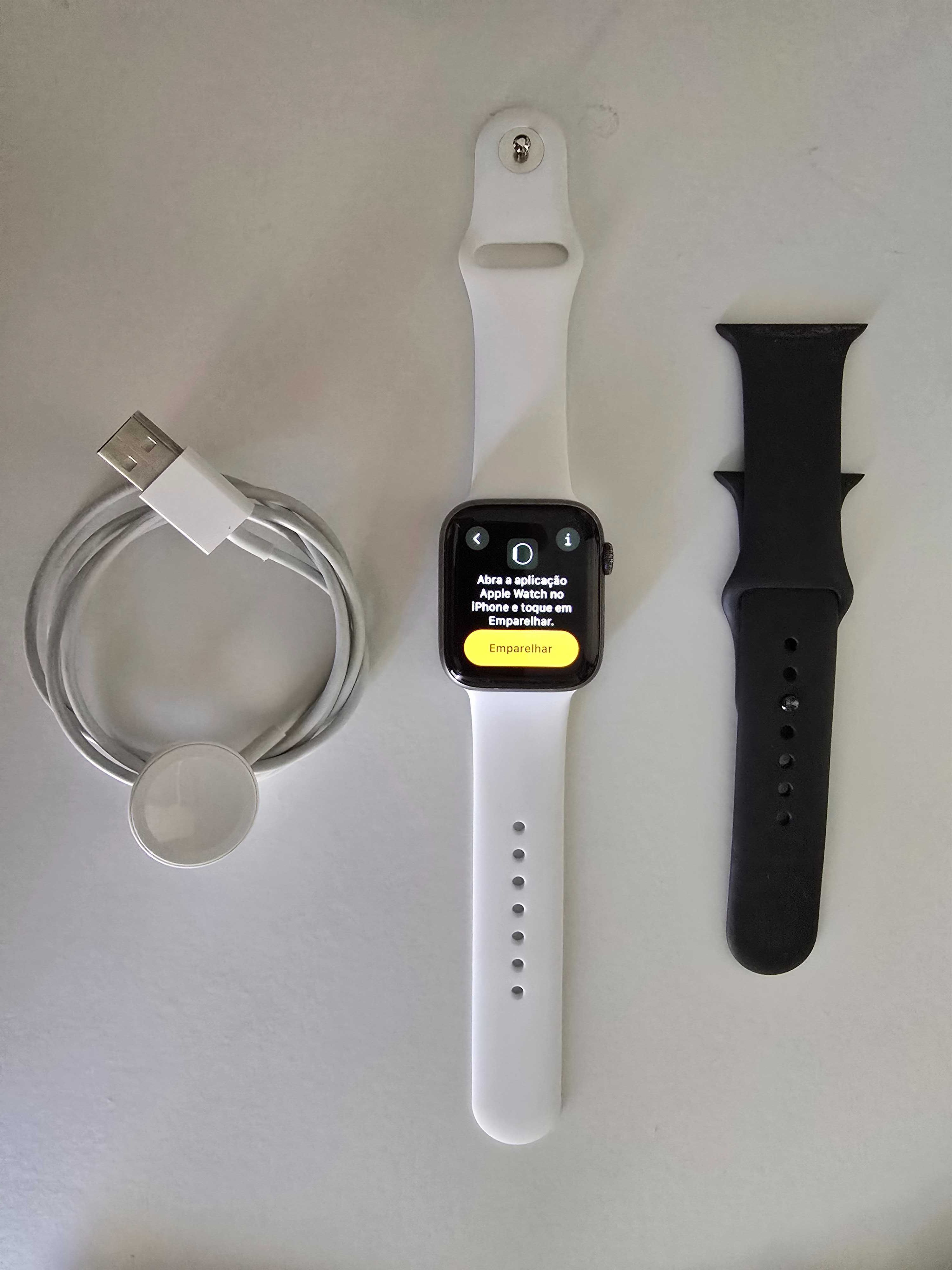 Apple Watch Series 5 (44mm) — com carregador + 2 braceletes