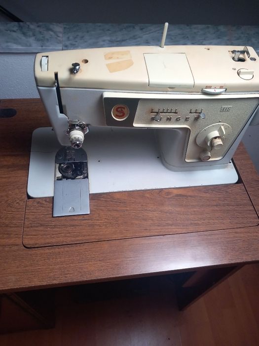 Máquina de costura com movel