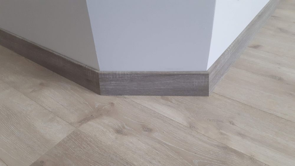 Професійний монтаж плінтуса, укладка дамінату , паркетноі дошки