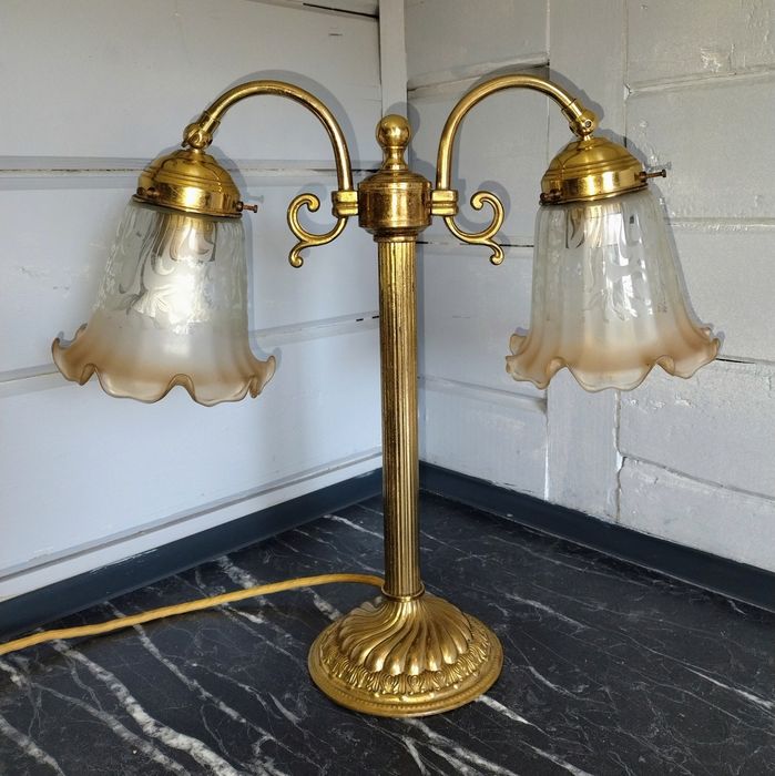 Stara francuska lampa sygnowane klosze.