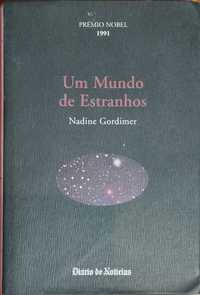 Livro "UM MUNDO DE ESTRANHOS" de Nadine Gordimer