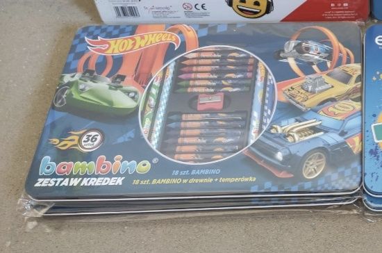Kredki bambino w metalowym opakowaniu Hot wheels