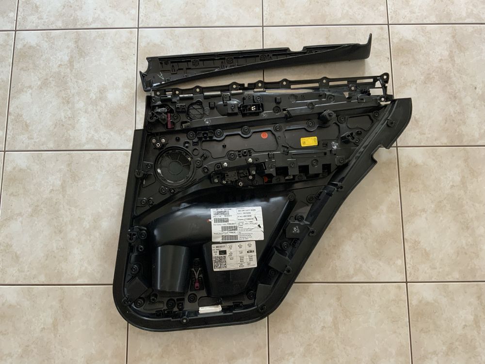 BMW X3 G01  boczek - poszycie drzwi tylnych lewych / uszkodzone /