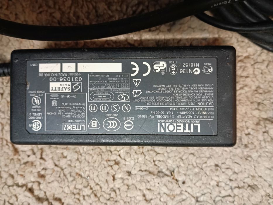 transformador de corrente alternada (AC) da marca Lite-On, modelo PA-1