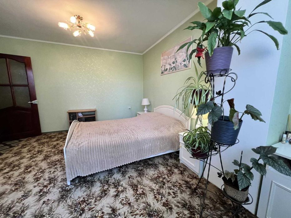 Простора 3-кімнатна квартира з окремим входом та власним двориком.