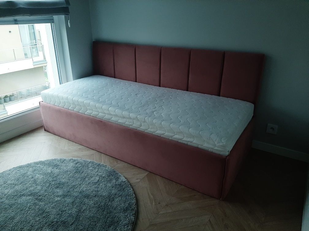 Łóżko tapicerowane z pojemnikiem na pościel