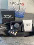 Omega x Swatch - Mission de phase de lune noire Snoopy - SO33B700