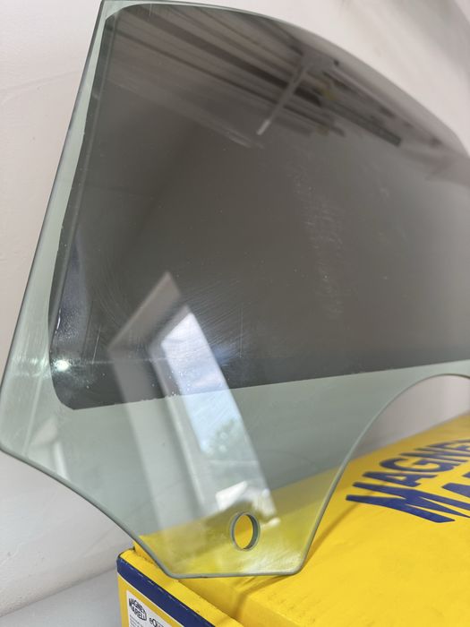 Скло двері переднє ліве Audi Q5 8R0845201C Б/У