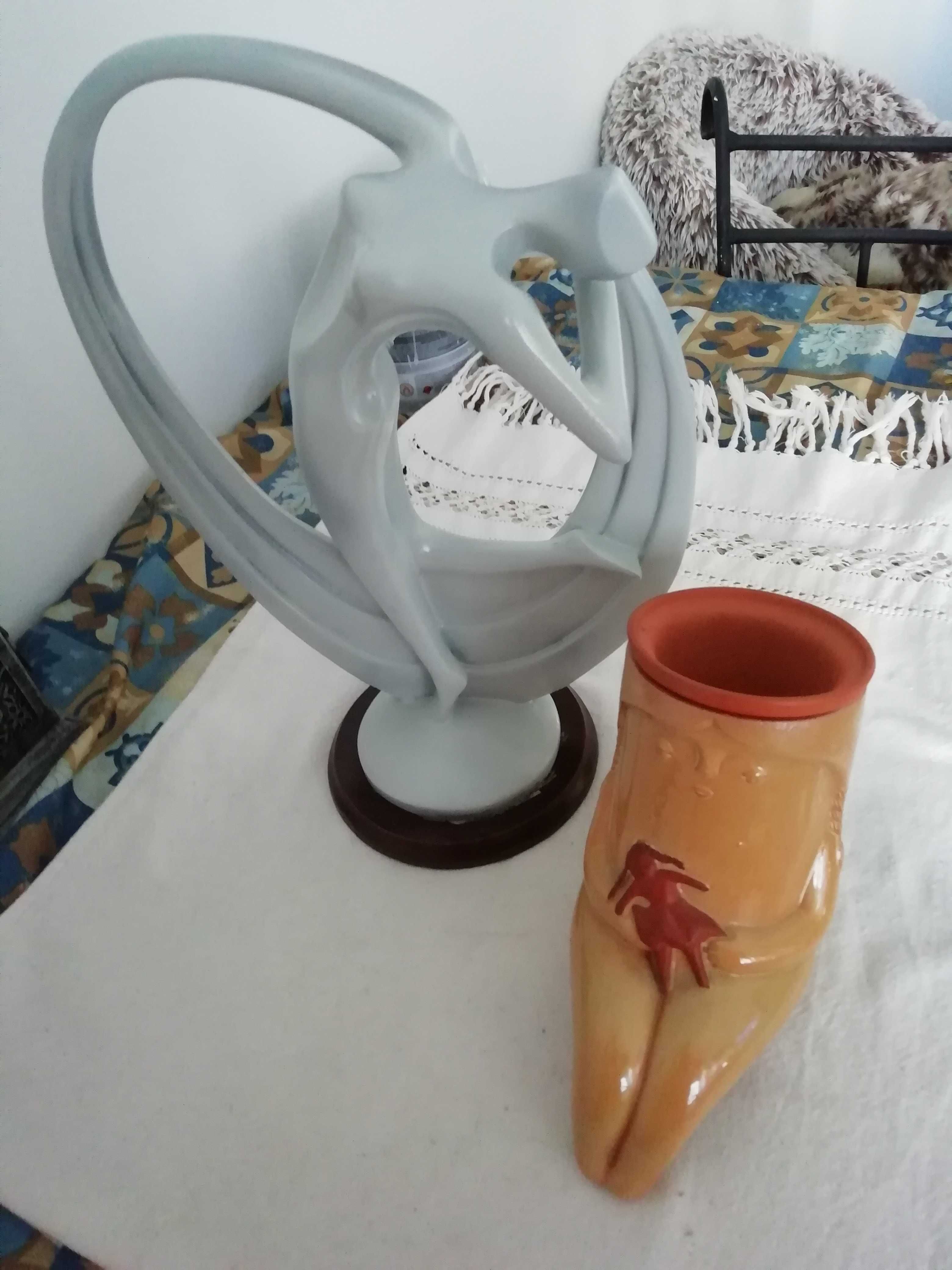 Bailarina e vaso de pendulo no armário - artesanato