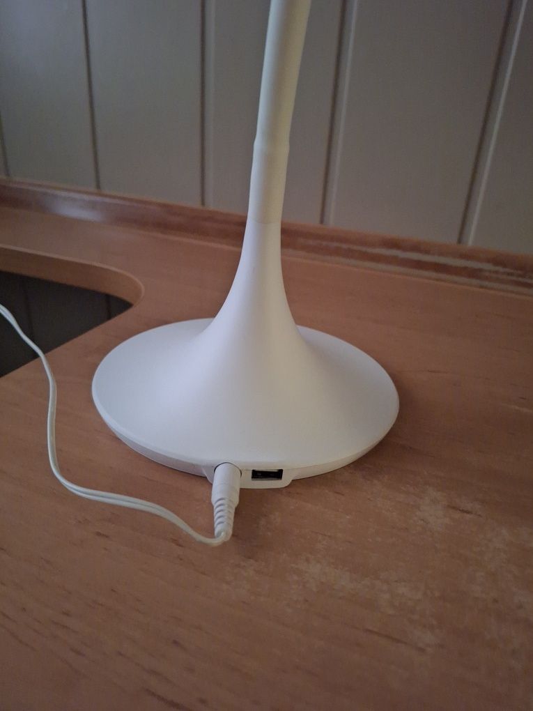 Lampka z wejściem USB