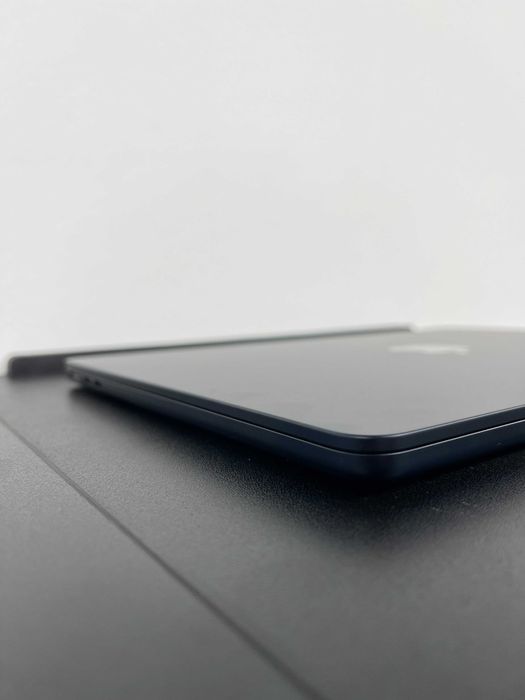 Macbook Air 2022  (M2/8gb/256 ssd)
