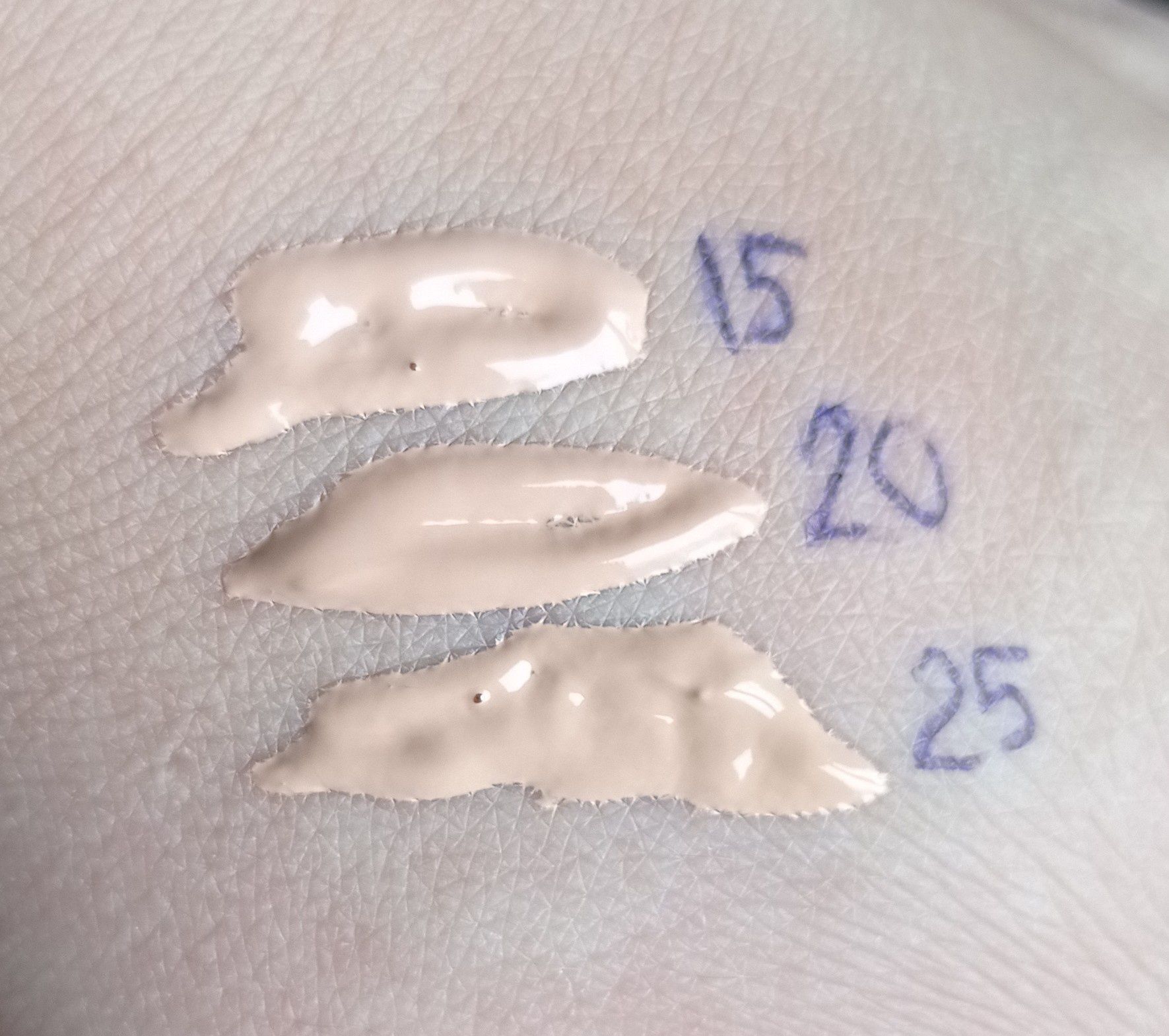 Podkład Huda Beauty duży 50 ml kolor nr 15 - do jasnej karnacji