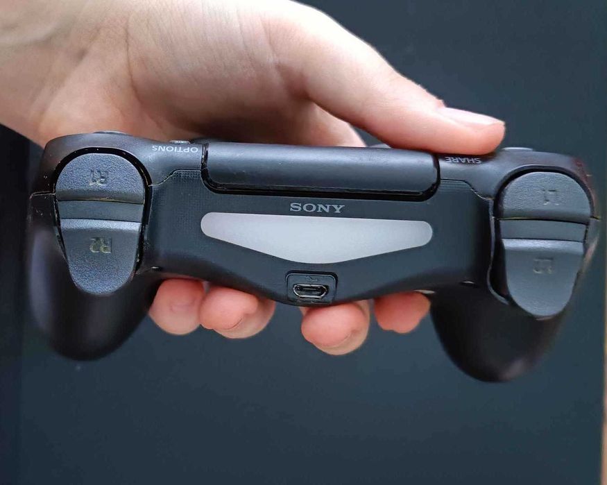 Ps4 PRO 1TB + Controller* and 2 games (No box or warranty.)64551035645441124