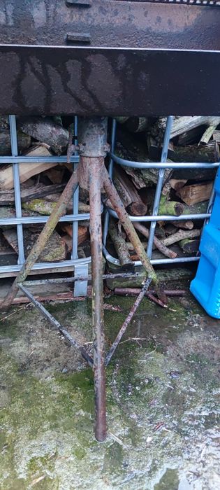 Grill ogrodowy duży na stojaku z grubej blachy z rególowanym rusztem