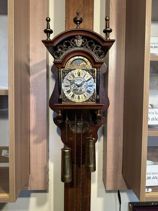 Zabytkowy zegar wiszący z fazami księżyca