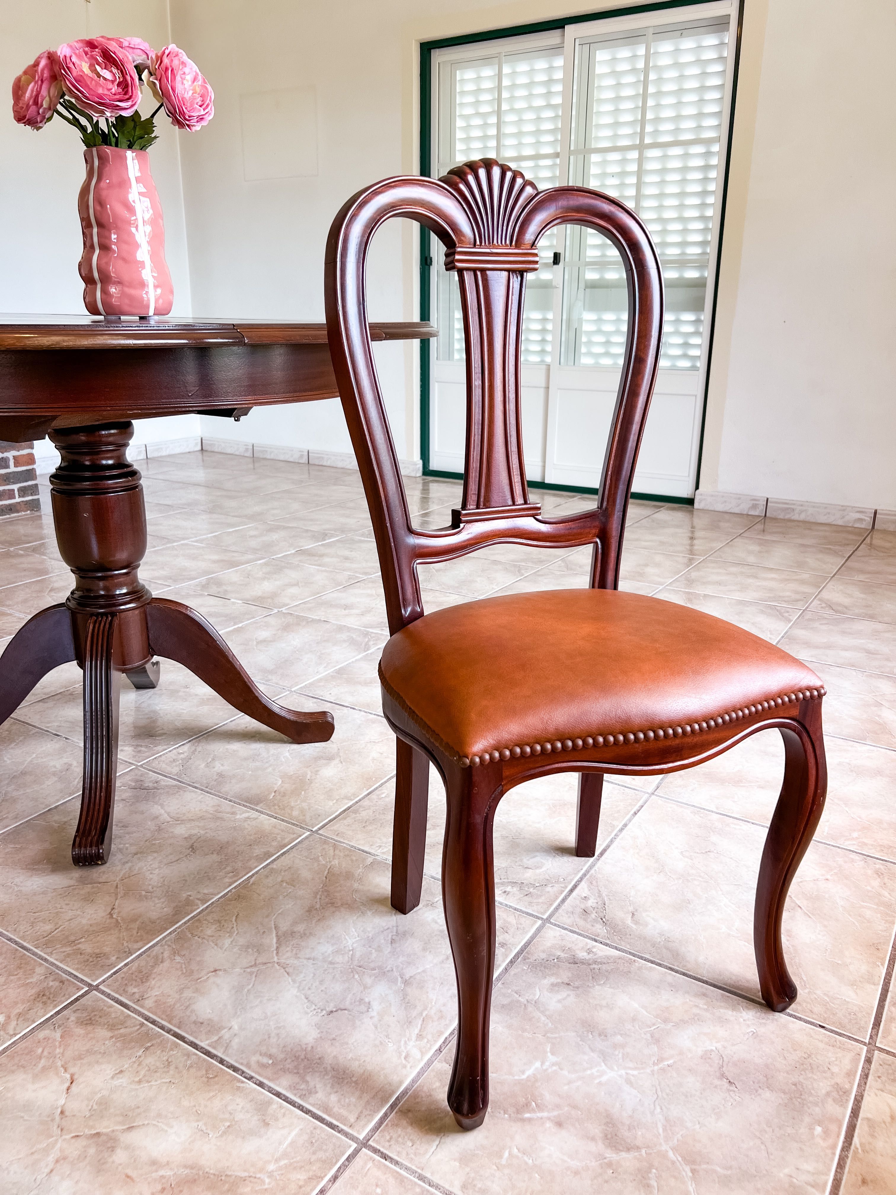 Cadeiras de jantar em pele e madeira maciça (entrega gratuita)