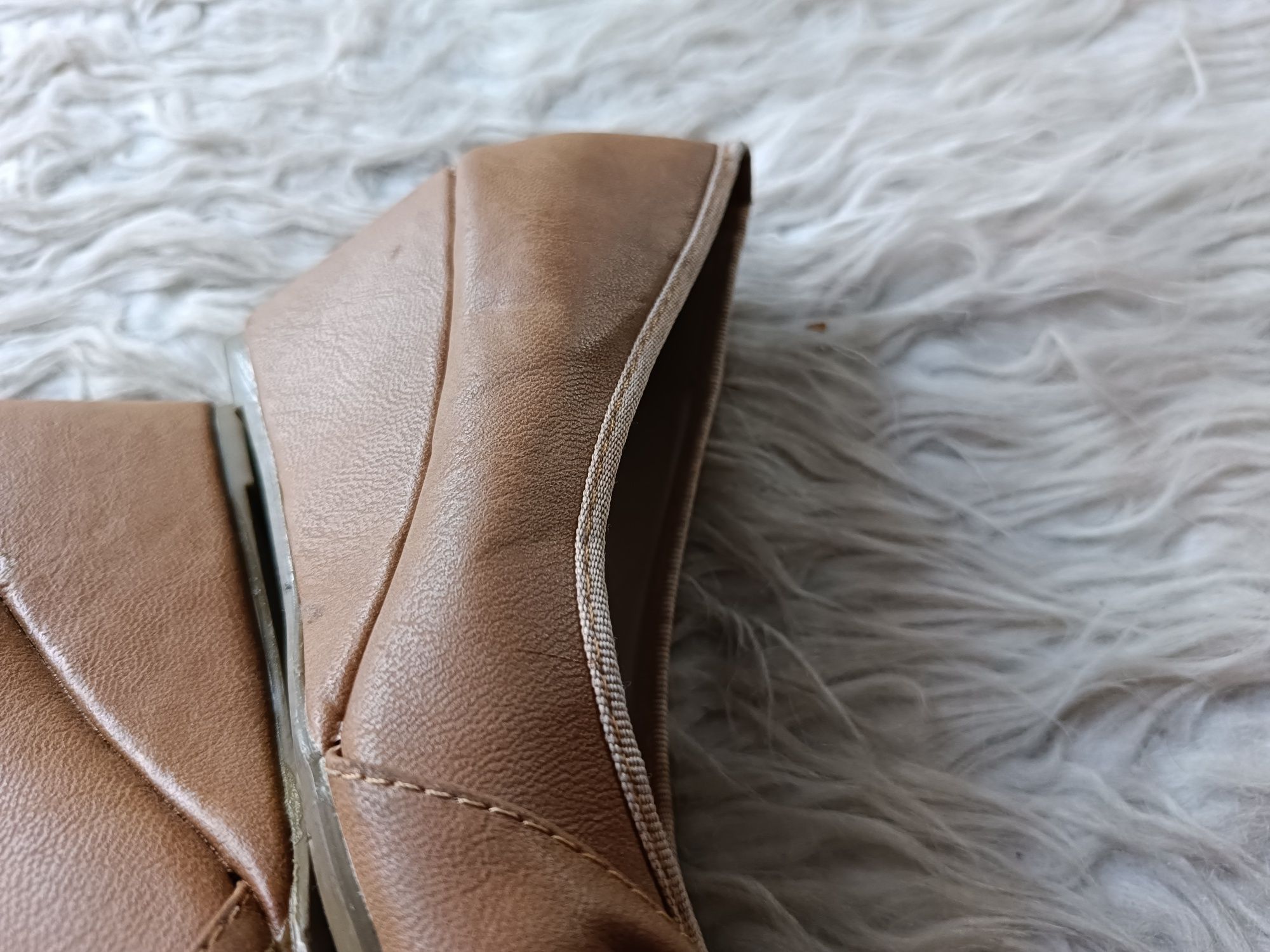 Buty na koturnie z odkrytym palcem