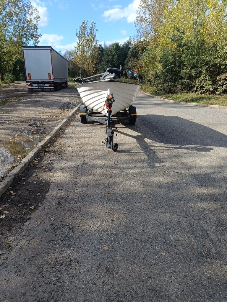 Łódź wędkarska z przyczepą