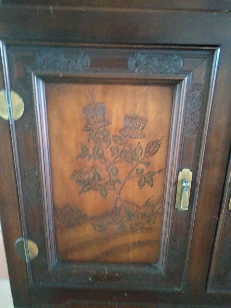 Cristaleira oriental marca Bernh deardt