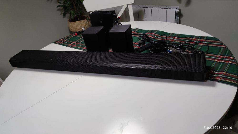Soundbar Samsung Q800T wraz z dedykowanymi głośnikami przestrzennymi