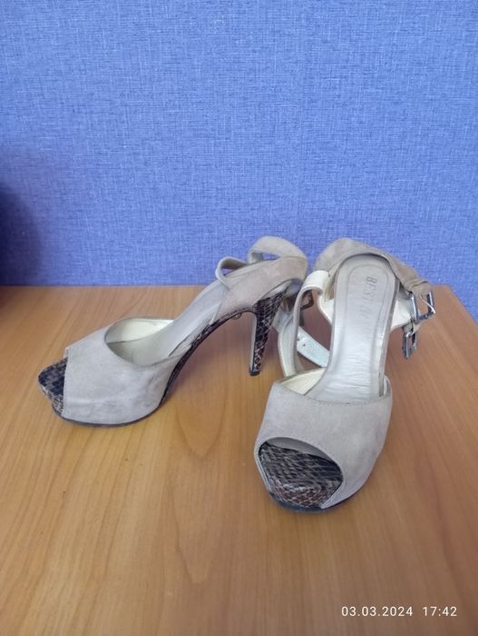 Босоніжки замшеві на високому каблуку