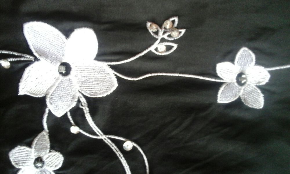 Sukienka z haftowanymi kwiatami i cyrkoniami