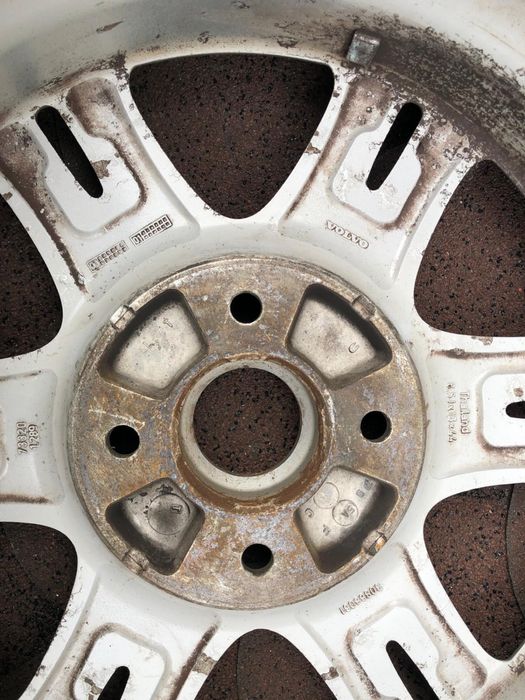 Alumfelgi z oponami oryginalne Volvo na 4 śruby