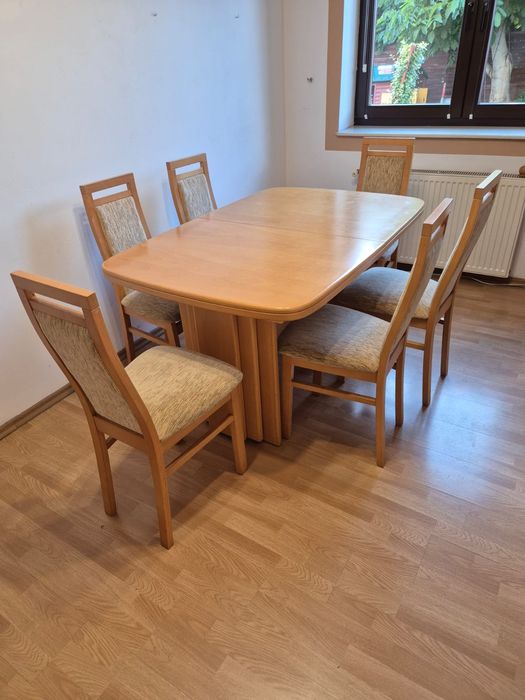 Stół drewniany z krzesłami