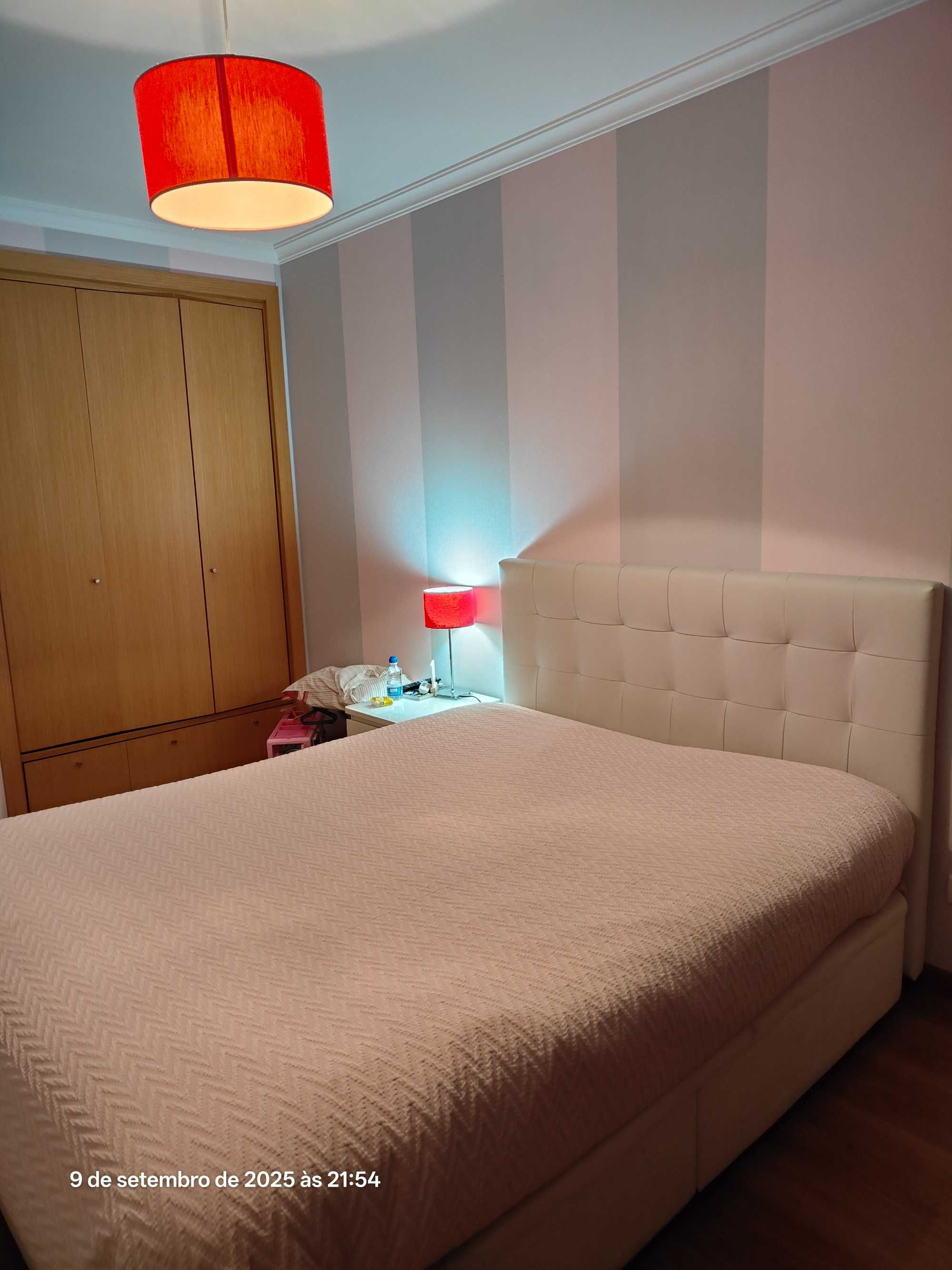 Sommier com cabeceira em pele branco  160 X 200 com arrumação