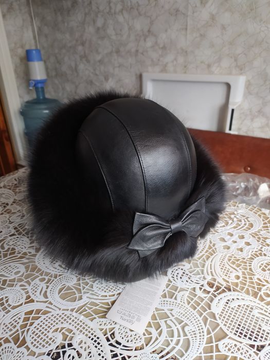 Шапка. Кожа с натуральным песцом.