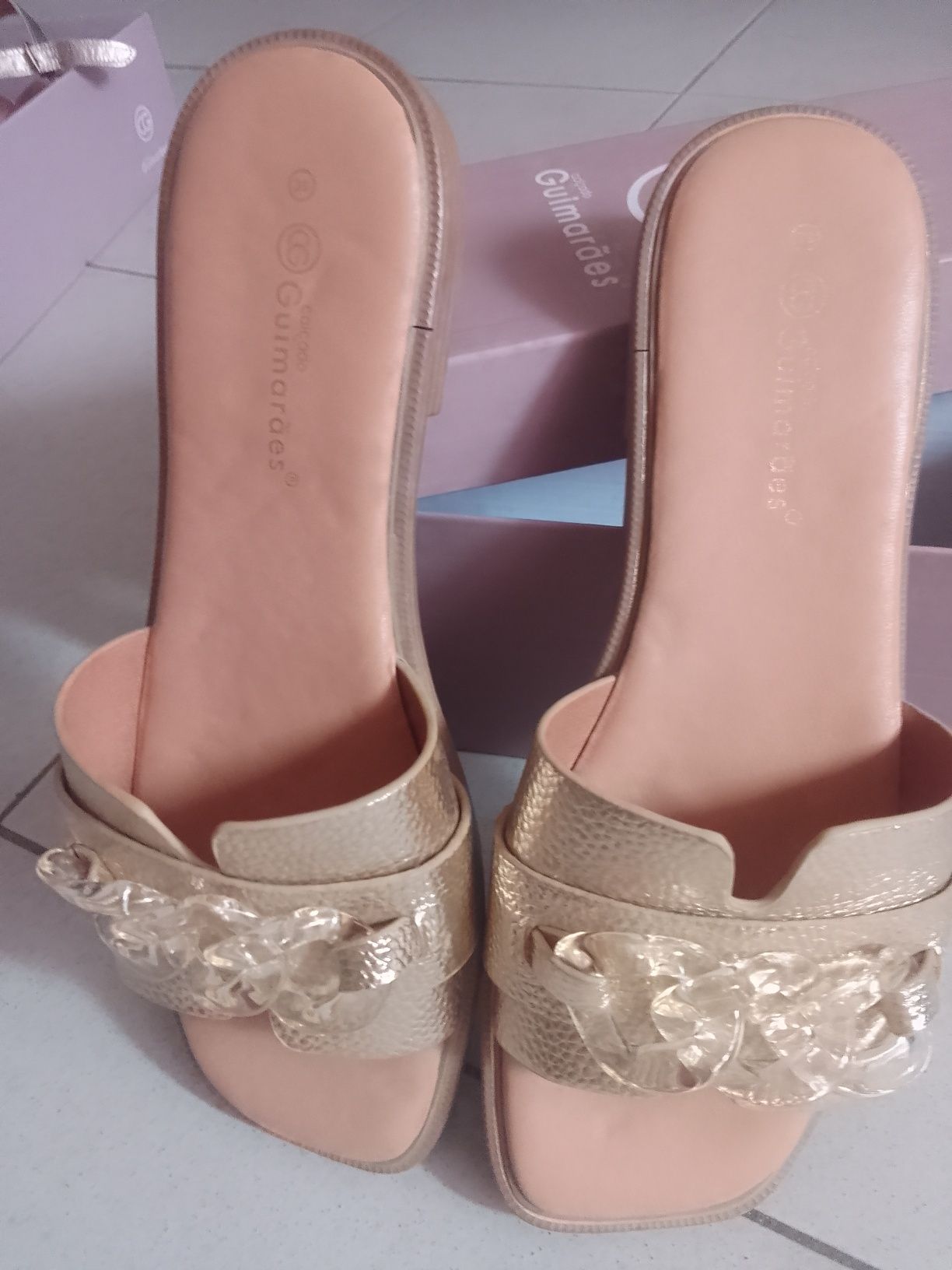 Chinelas douradas