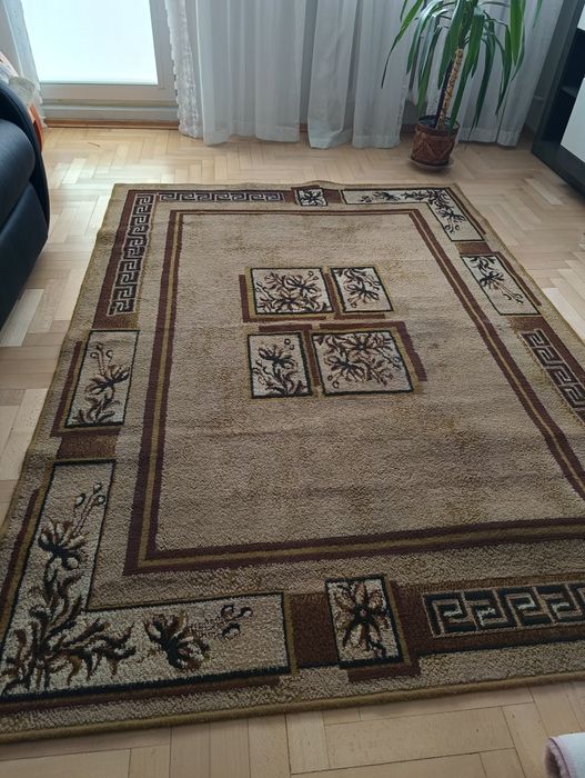 Dywan brąz z beżem.