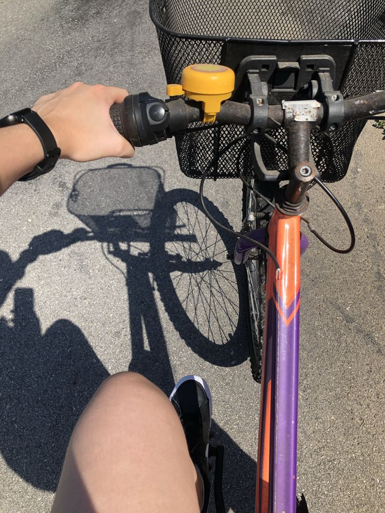 Bicicleta usada com cesto à frente
