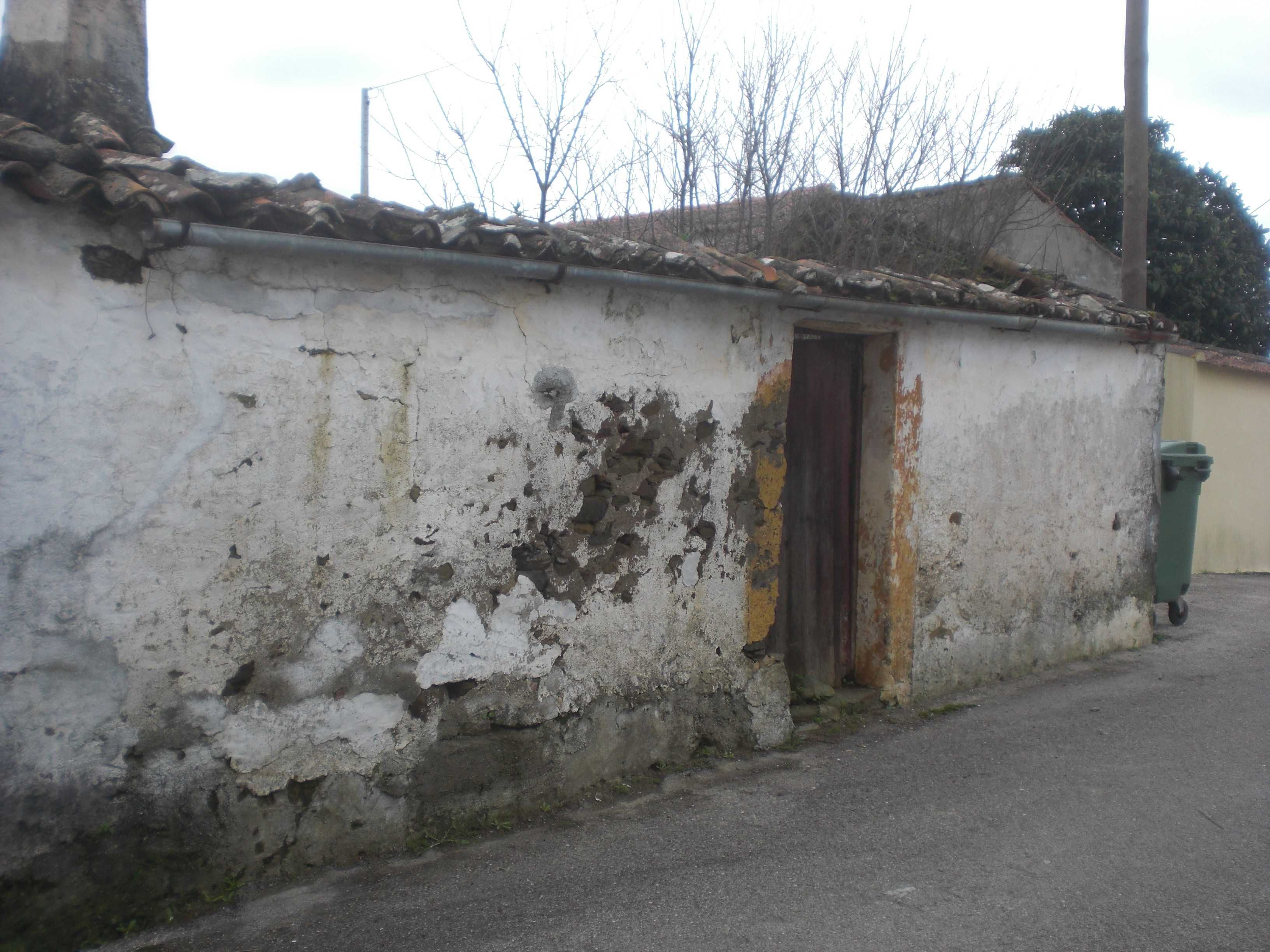 Vendo duas casas de aldeia para recuperar perto de praias fluviais