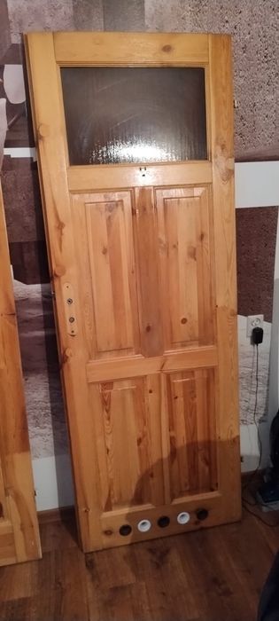 Drzwi drewniane z szybami