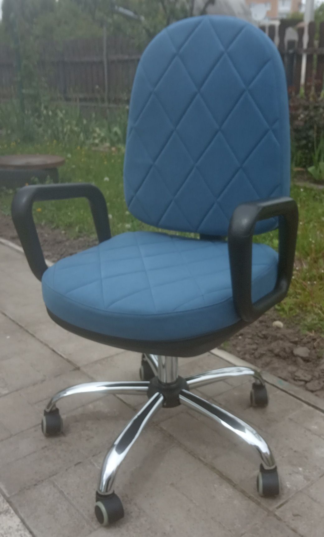 Комп'ютерне крісло, офісне крісло.
