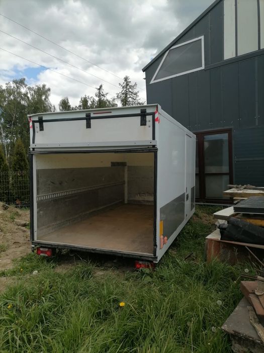 Kontener izoterma z windą i bocznymi drzwiami w komplecie
