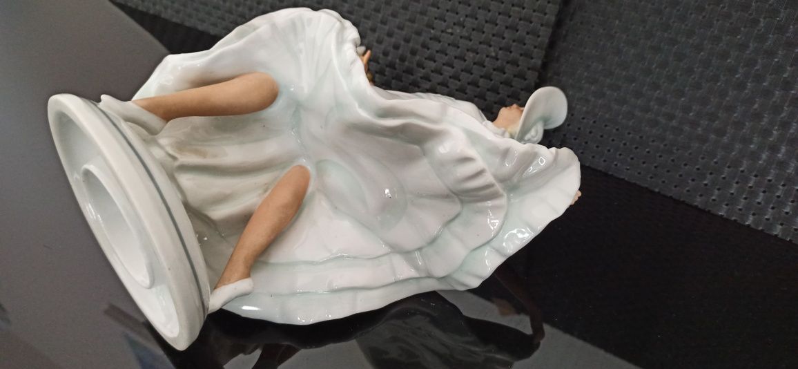 Wielka Figurka tańczącej Kobiety w Kapeluszu h 27 cm