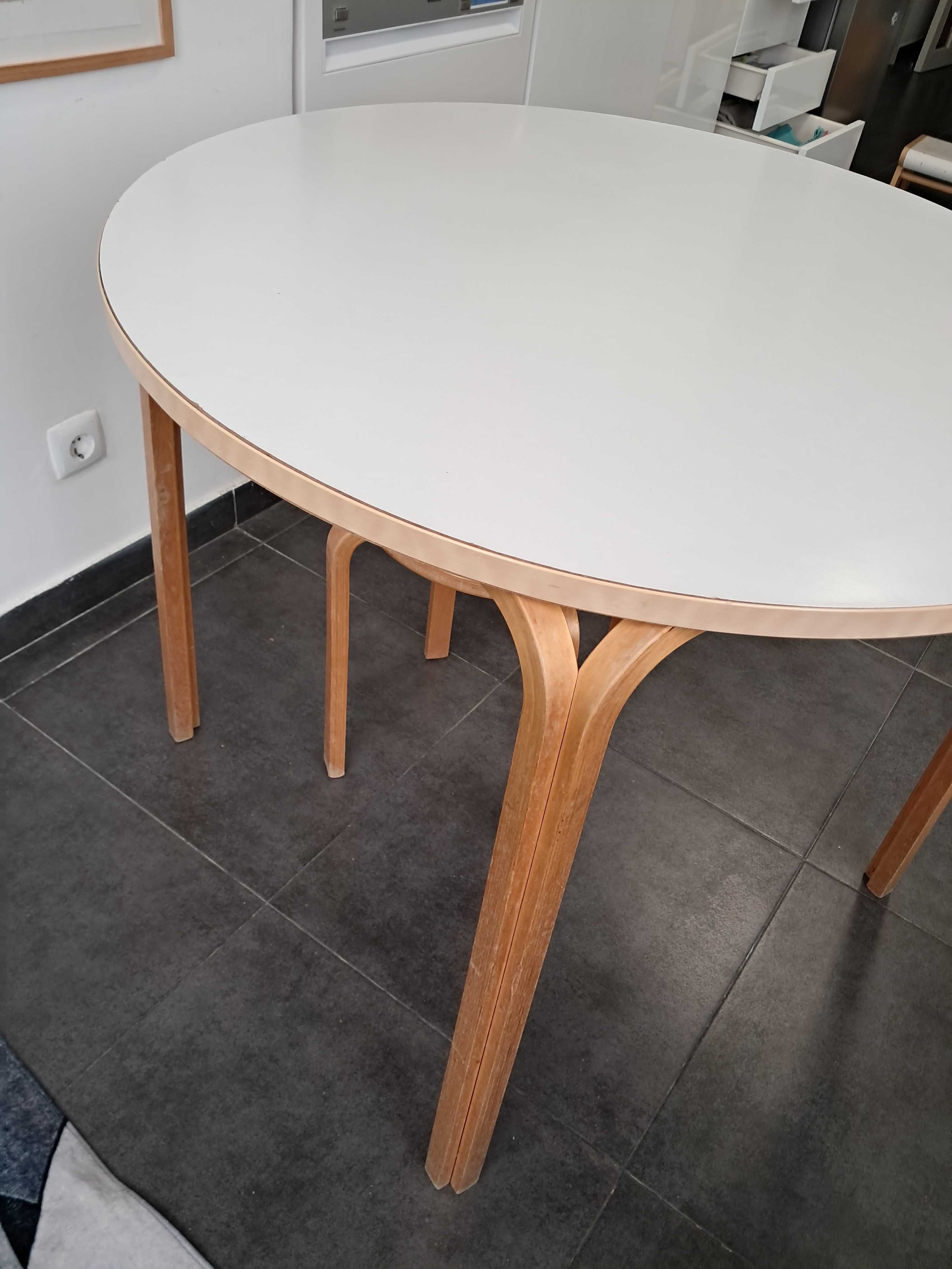 Mesa de cozinha redonda e 4 bancos