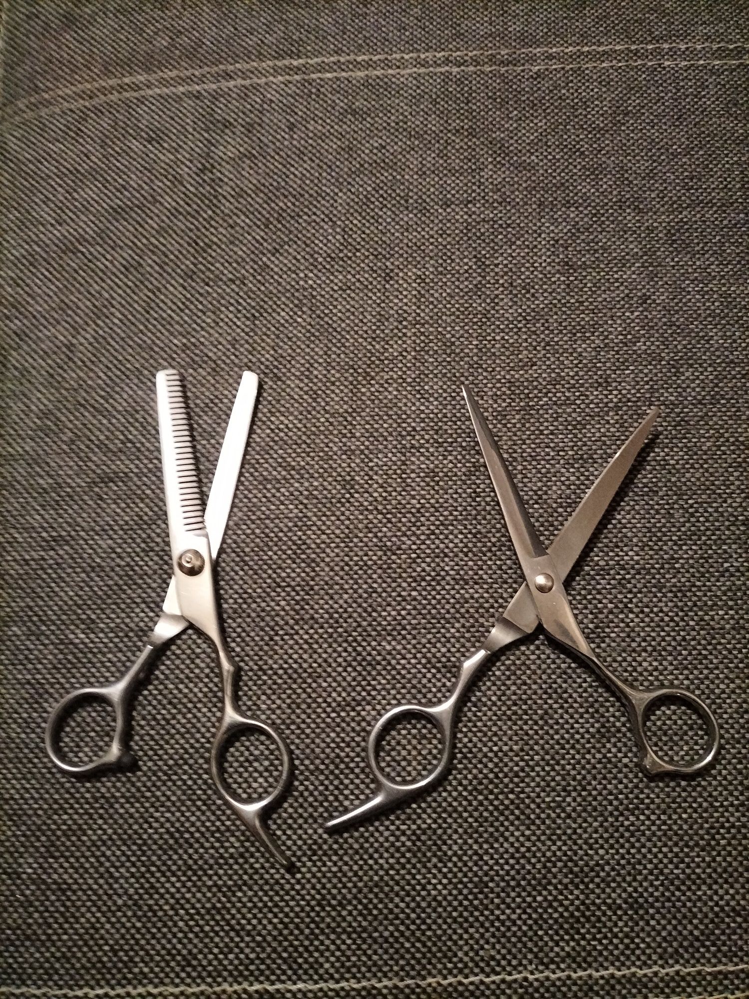 Nożyczki fryzjerskie + dagażówki gratis.